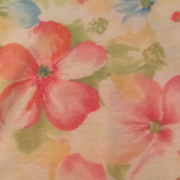 Avenue Pastel Floral Vneck Top Plus:26/28 - Picture 5 of 7